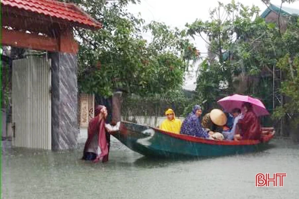 Thành phố Hà Tĩnh tiếp tục sơ tán dân, nâng cấp cảnh báo rủi ro