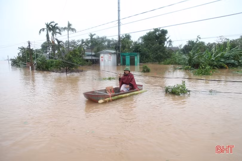 Mênh mông biển nước nhấn chìm hàng chục nghìn nhà dân ở Hà Tĩnh