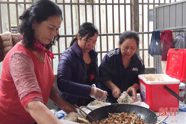 Các tổ chức, cá nhân tiếp tục ủng hộ bà con vùng lũ Hà Tĩnh