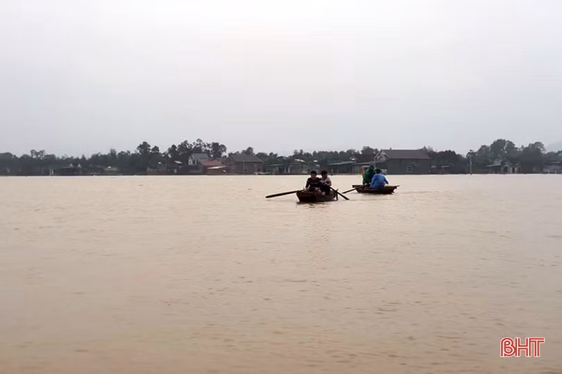 Cận cảnh cứu trợ người dân “tâm lũ” Cẩm Xuyên trong sáng nay