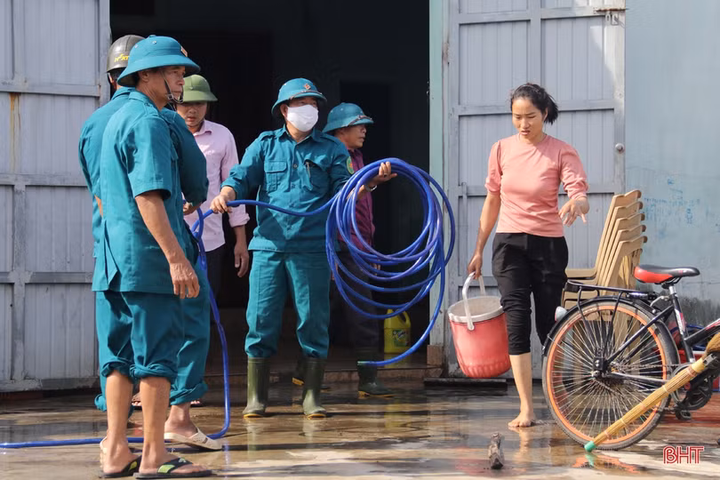Hơn 1.000 cán bộ, chiến sĩ TX Kỳ Anh giúp dân khắc phục hậu quả mưa lũ