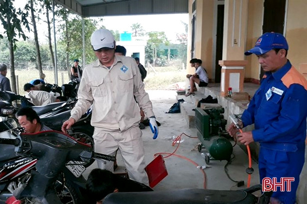 Thầy trò trường nghề Hà Tĩnh sửa xe máy, đồ điện miễn phí cho người dân