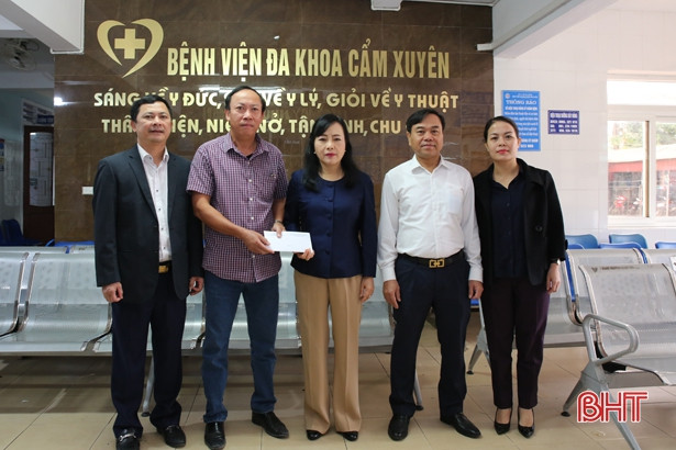 Ban Bảo vệ sức khỏe cán bộ Trung ương ủng hộ người dân Hà Tĩnh bị thiệt hại do lũ lụt