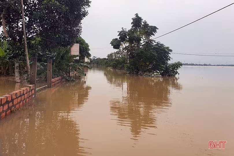 Cận cảnh cứu trợ người dân “tâm lũ” Cẩm Xuyên trong sáng nay