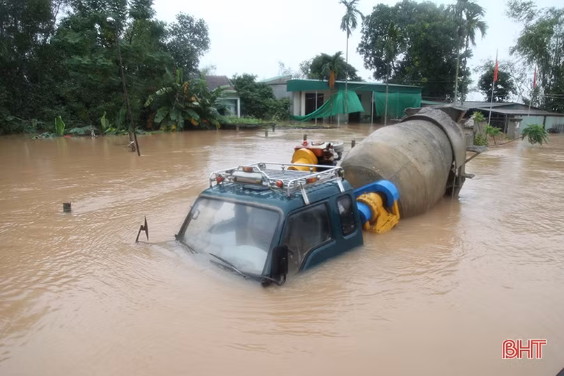 Khẩn trương khắc phục hậu quả lũ lụt, ứng phó với bão số 8
