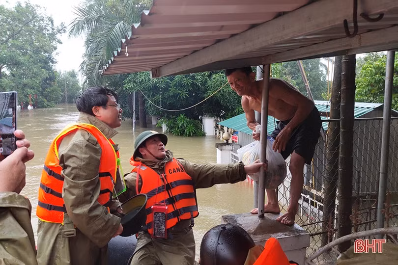 Nhiều khu vực ở thành phố Hà Tĩnh vẫn ngập sâu hơn 1m