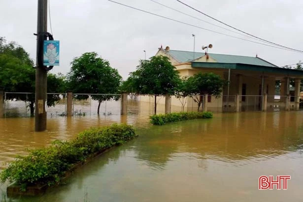 Nước sông Ngàn Sâu trên mức báo động 2, các xã hạ du Vũ Quang ngập sâu