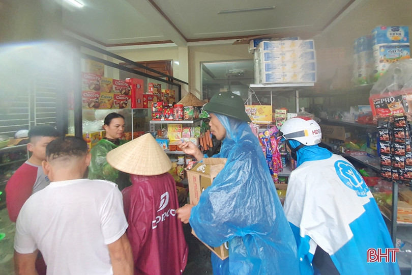 Nước lũ lên nhanh, người dân TP Hà Tĩnh đổ xô mua lương thực tích trữ