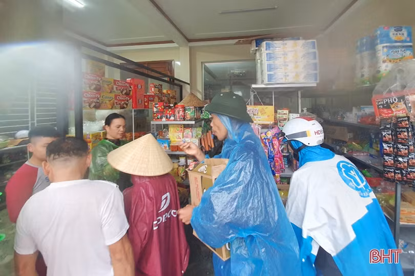 Nước lũ lên nhanh, người dân TP Hà Tĩnh đổ xô mua lương thực tích trữ