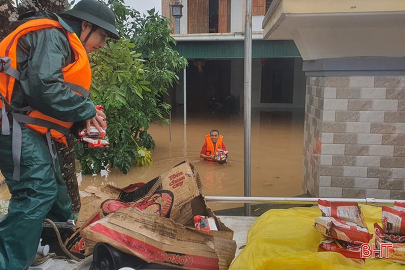 Phó Thủ tướng Trịnh Đình Dũng cùng lãnh đạo Hà Tĩnh trao quà cứu trợ “tâm lũ” Cẩm Xuyên