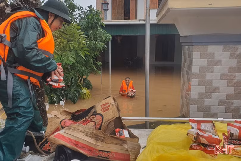 Phó Thủ tướng Trịnh Đình Dũng cùng lãnh đạo Hà Tĩnh trao quà cứu trợ “tâm lũ” Cẩm Xuyên