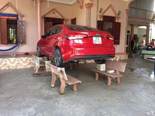 Nhiều cách bảo vệ ôtô độc đáo trong mùa lũ lụt ảnh 2 Nhiều cách bảo vệ ôtô độc đáo trong mùa lũ lụt