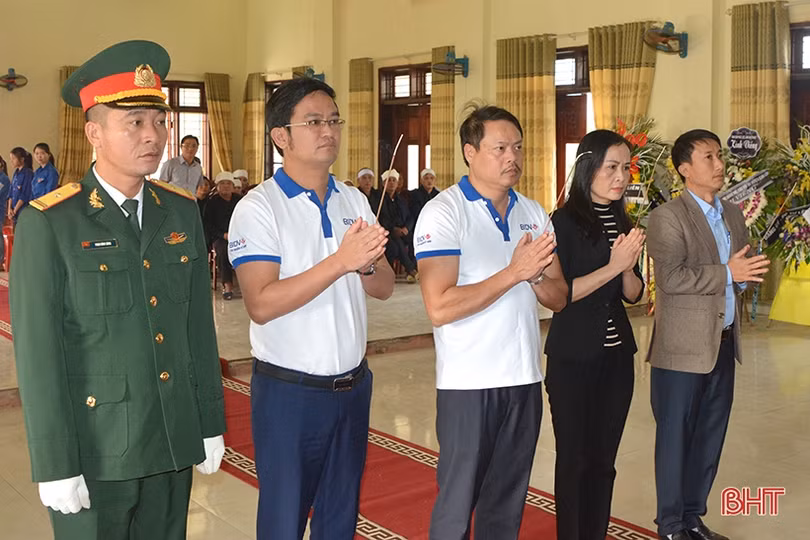 Trao 60 triệu đồng cho các thân nhân liệt sỹ Hà Tĩnh hy sinh ở Quảng Trị