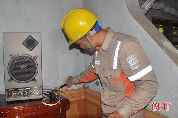 Cấp điện trở lại cho 100% khách hàng bị ảnh hưởng mưa lũ ở Hà Tĩnh