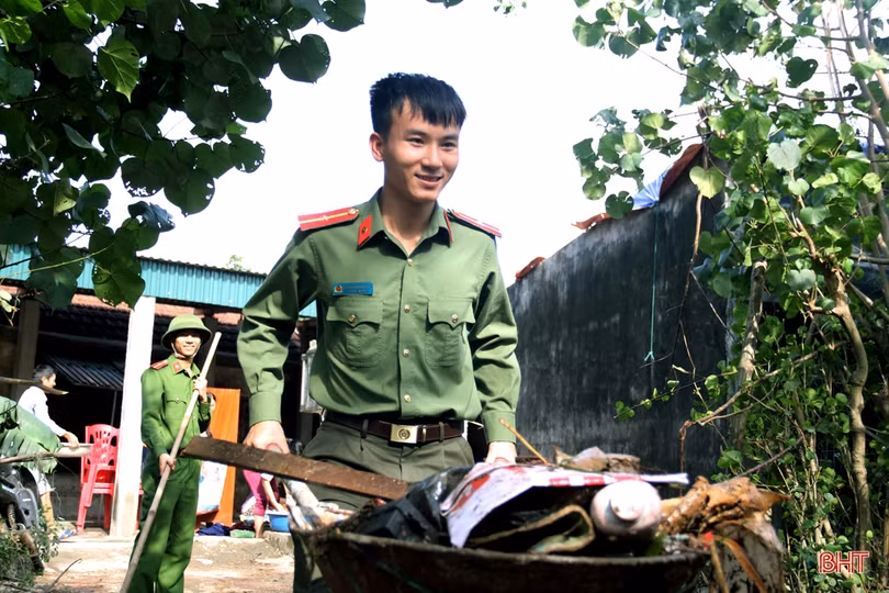 Hơn 1.000 cán bộ, chiến sĩ TX Kỳ Anh giúp dân khắc phục hậu quả mưa lũ