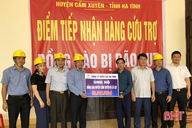 Điện lực Hà Tĩnh ủng hộ đồng bào lũ lụt 200 triệu đồng