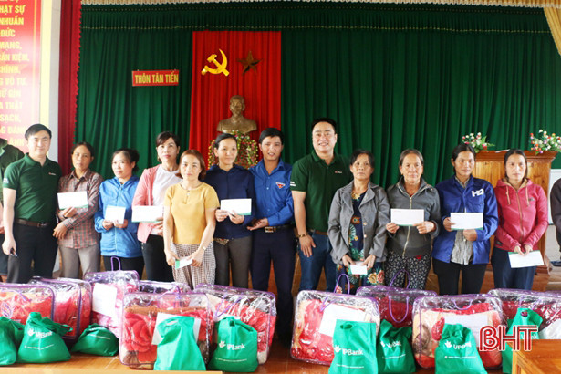 VP Bank Hà Tĩnh trao 100 triệu đồng hỗ trợ đồng bào lũ lụt