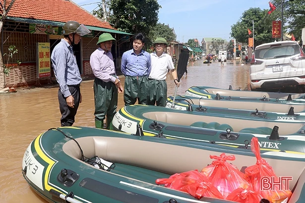 Nhiều tình cảm hỗ trợ đến với người dân vùng lũ