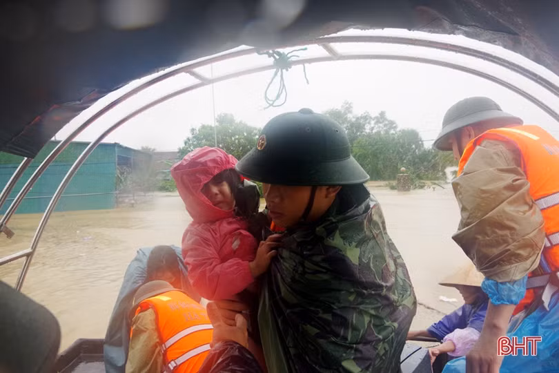 Bộ đội Biên phòng Hà Tĩnh điều 200 cán bộ, chiến sỹ ứng cứu người dân vùng lũ