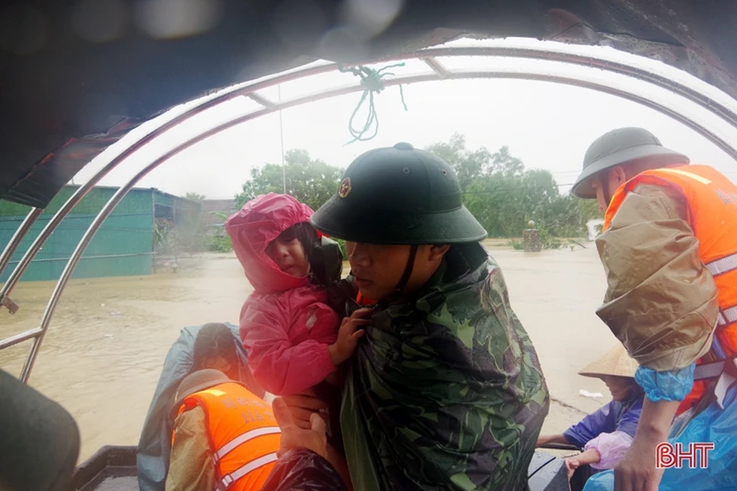 Bộ đội Biên phòng Hà Tĩnh điều 200 cán bộ, chiến sỹ ứng cứu người dân vùng lũ