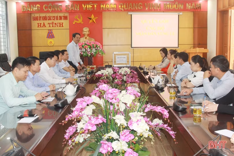 Cán bộ, công chức Hà Tĩnh quyên góp ủng hộ bà con vùng lũ