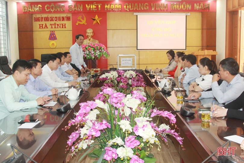 Cán bộ, công chức Hà Tĩnh quyên góp ủng hộ bà con vùng lũ