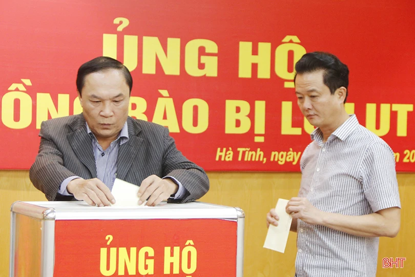 Cán bộ, công chức Hà Tĩnh quyên góp ủng hộ bà con vùng lũ