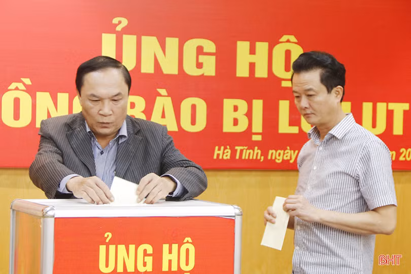 Cán bộ, công chức Hà Tĩnh quyên góp ủng hộ bà con vùng lũ