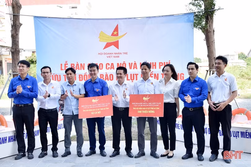 Thêm nhiều phần quà ý nghĩa hướng về người dân vùng lũ Hà Tĩnh ảnh 26 Thêm nhiều phần quà ý nghĩa hướng về người dân vùng lũ Hà Tĩnh