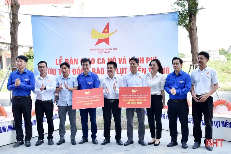 Thêm nhiều phần quà ý nghĩa hướng về người dân vùng lũ Hà Tĩnh ảnh 26 Thêm nhiều phần quà ý nghĩa hướng về người dân vùng lũ Hà Tĩnh