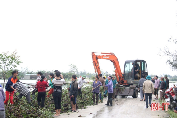 Người dân các địa phương ở Hà Tĩnh tập trung xử lý môi trường sau lũ