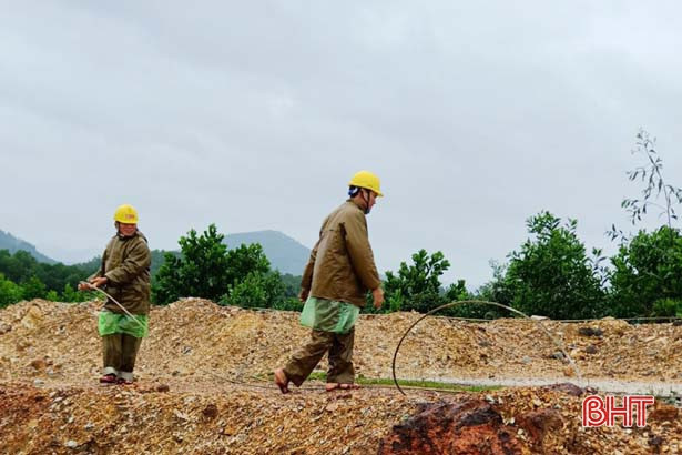 Nhanh chóng khắc phục sự cố hệ thống điện lưới ở Vũ Quang