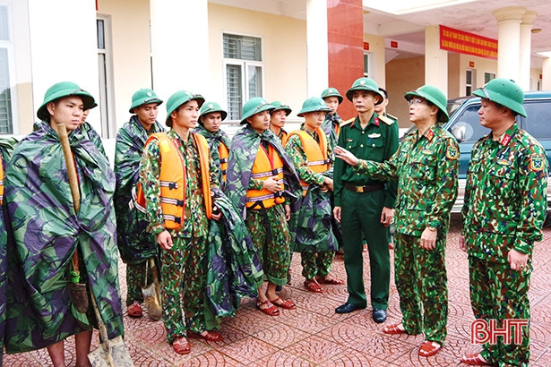 Trung đoàn 841 giúp Trường THCS Hà Huy Tập vệ sinh trường lớp sau lũ