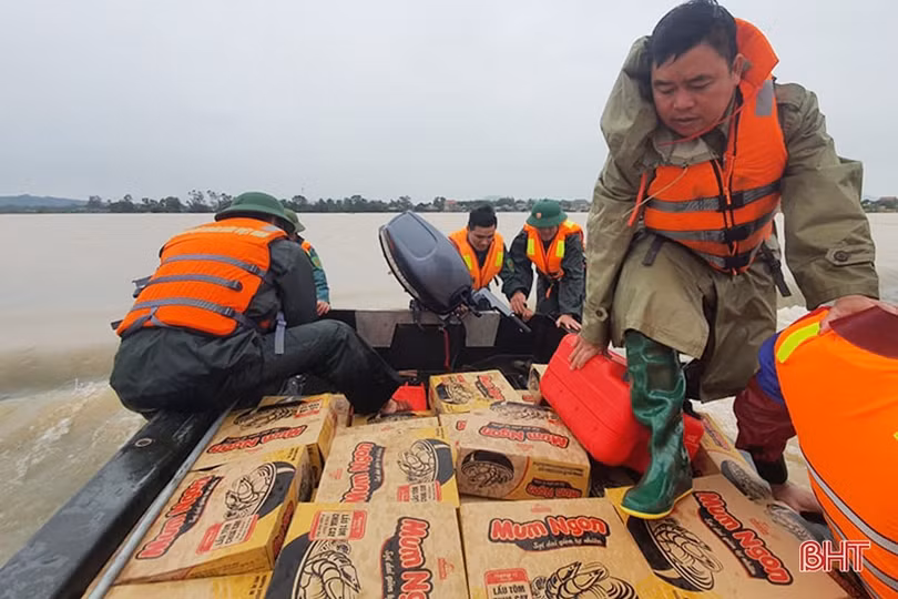 Cận cảnh cứu trợ người dân “tâm lũ” Cẩm Xuyên trong sáng nay