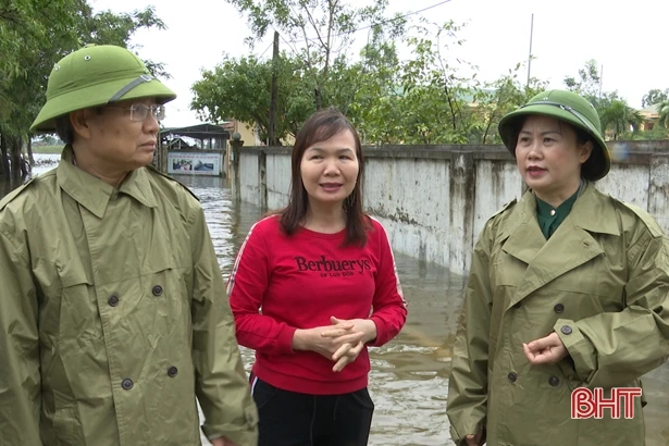 Phó Chủ tịch HĐND tỉnh Trương Thanh Huyền kiểm tra tình hình mưa lũ ở Hồng Lĩnh