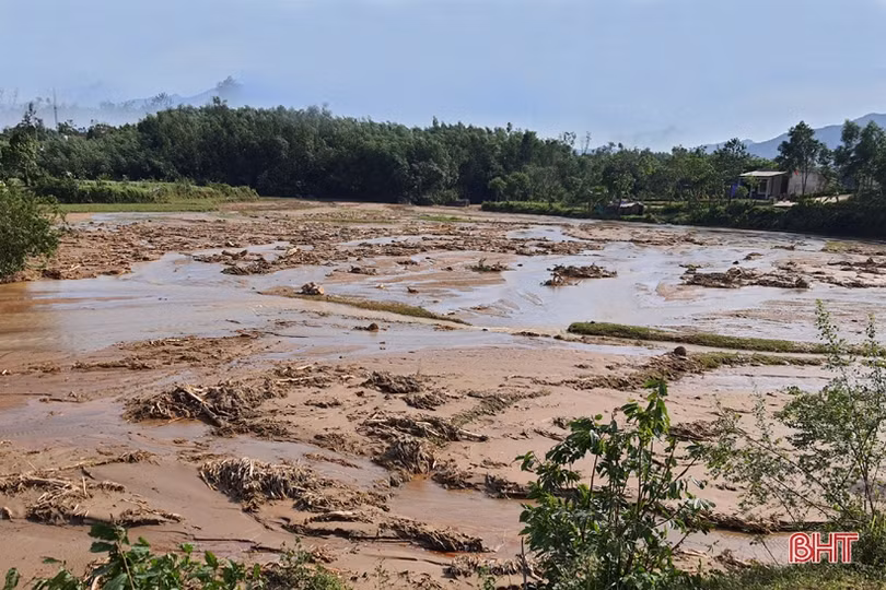 Người dân vùng thượng Kỳ Anh kể chuyện lở núi trong đêm, nhiều khối đá lớn rơi ầm ầm