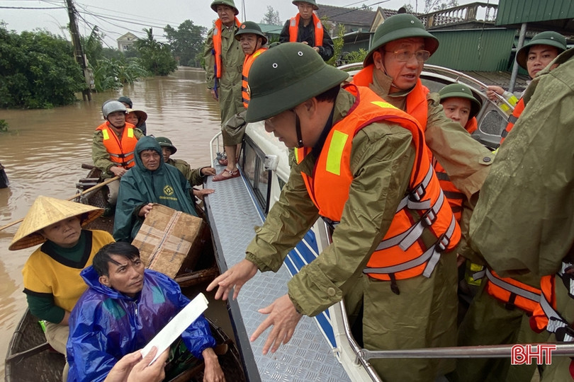 Phó Thủ tướng Trịnh Đình Dũng cùng lãnh đạo Hà Tĩnh trao quà cứu trợ “tâm lũ” Cẩm Xuyên