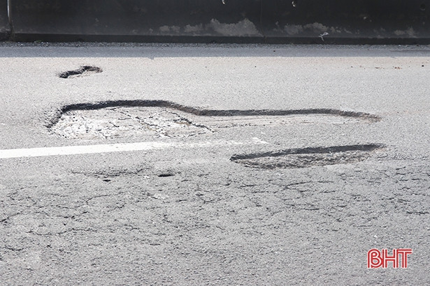 Quốc lộ 1A từ TX Hồng Lĩnh đến Thạch Hà chi chít ổ gà