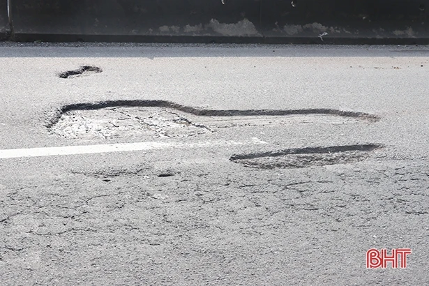 Quốc lộ 1A từ TX Hồng Lĩnh đến Thạch Hà chi chít ổ gà