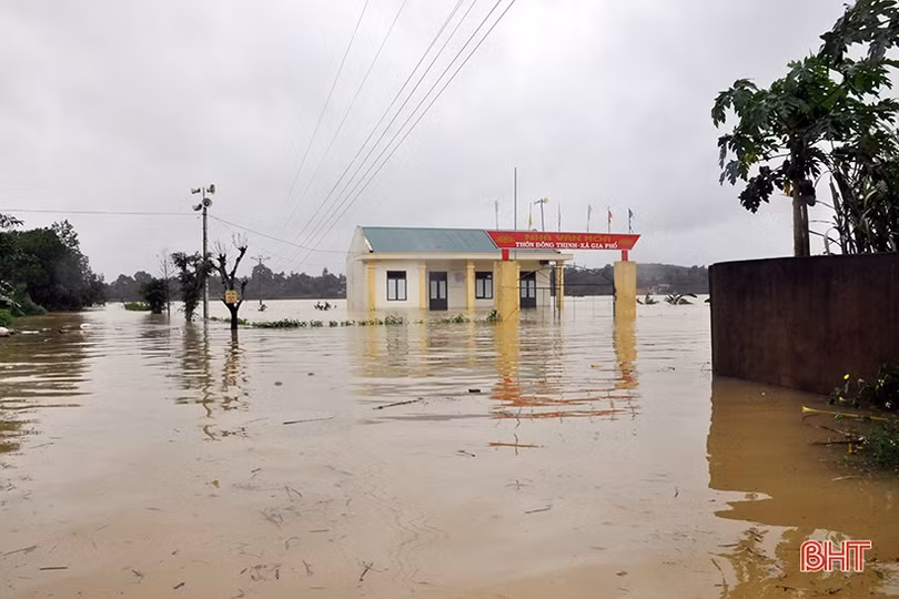“Mục sở thị” cảnh sống chung với lũ của người dân miền núi Hà Tĩnh