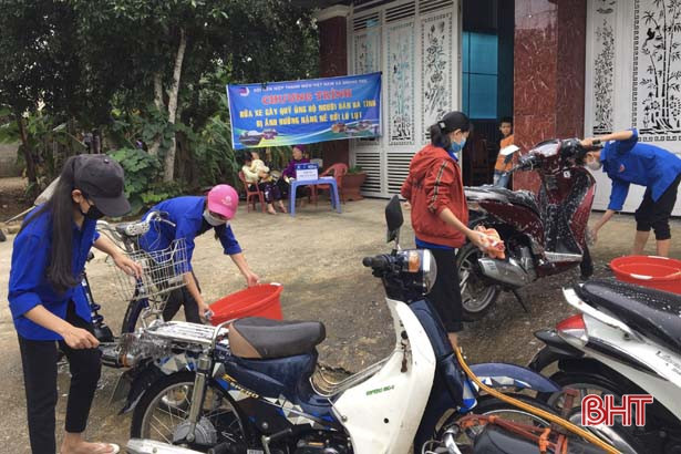 Tuổi trẻ Vũ Quang “Rửa xe gây quỹ” ủng hộ người dân vùng lũ Cẩm Xuyên