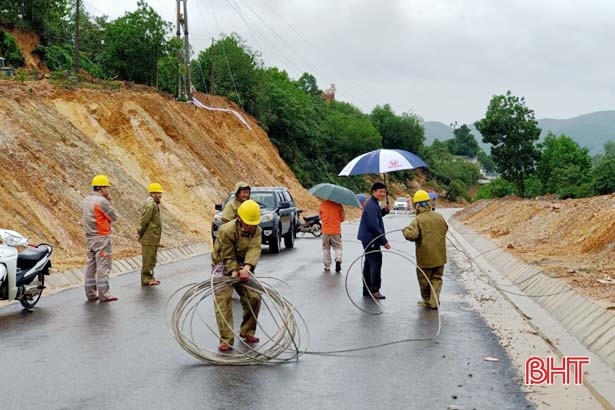 Nhanh chóng khắc phục sự cố hệ thống điện lưới ở Vũ Quang