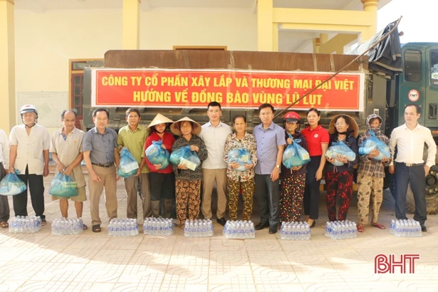 Thêm nhiều phần quà ý nghĩa hướng về người dân vùng lũ Hà Tĩnh