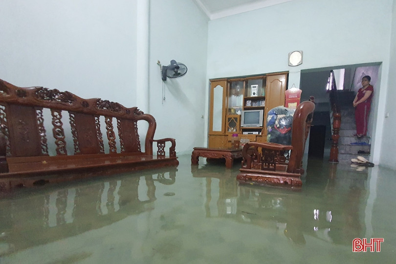 Nước lũ lên nhanh, người dân TP Hà Tĩnh đổ xô mua lương thực tích trữ