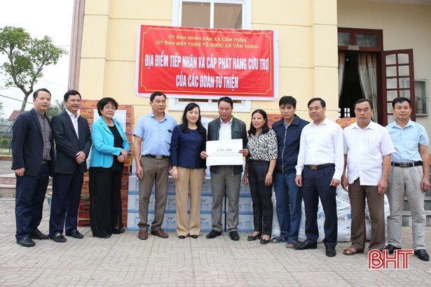 Ban Bảo vệ sức khỏe cán bộ Trung ương ủng hộ người dân Hà Tĩnh bị thiệt hại do lũ lụt