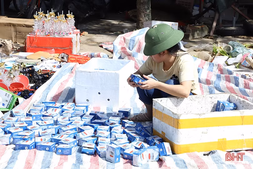 Tranh thủ trời nắng, tiểu thương Hà Tĩnh phơi hàng hóa sau mưa lũ