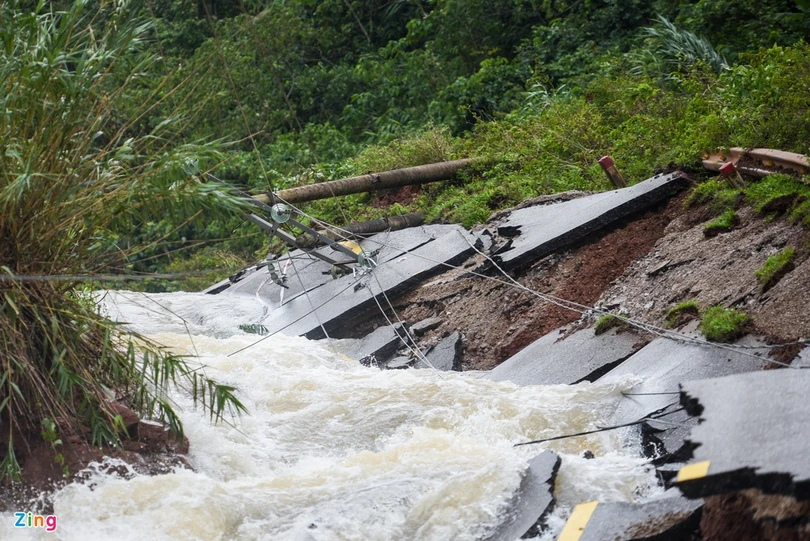 Quốc lộ 12A bị nứt gãy như động đất