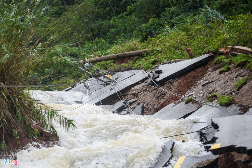 Quốc lộ 12A bị nứt gãy như động đất
