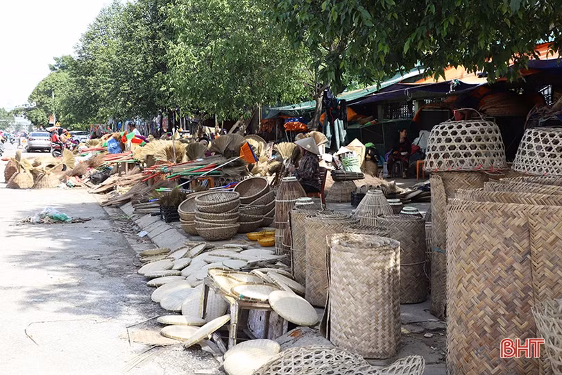 Tranh thủ trời nắng, tiểu thương Hà Tĩnh phơi hàng hóa sau mưa lũ