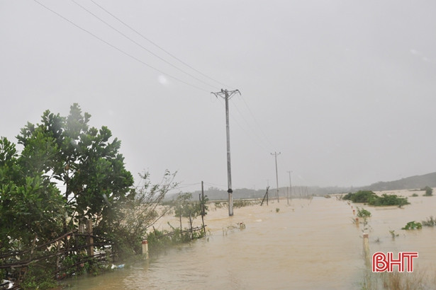 Ngành điện Hà Tĩnh khuyến cáo biện pháp an toàn trong mưa lũ